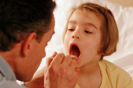 Bệnh viêm họng ở trẻ em mẹ nên biết 1