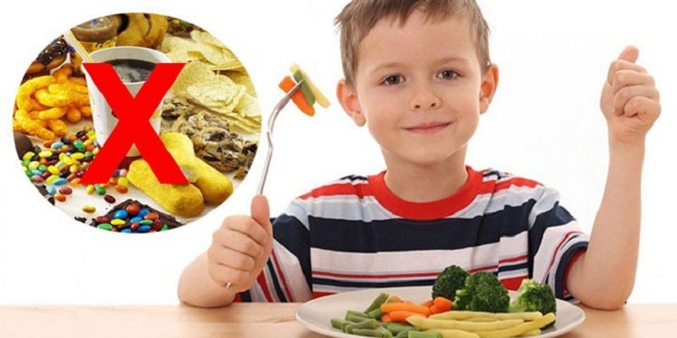 Hạn chế cho trẻ ăn đồ ăn vặt trước bữa ăn